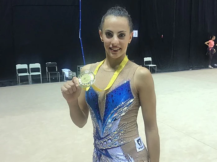 המתעמלת האומנותית לינוי אשרם לאחר זכייתה במדליית זהב