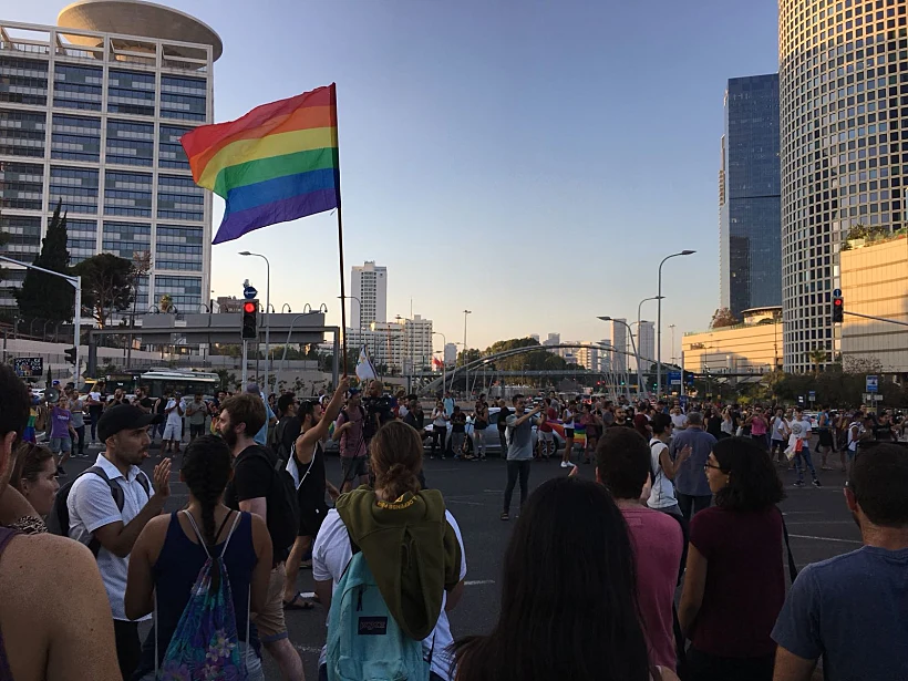 מפגינים להט"בים חוסמים את צומת עזריאלי