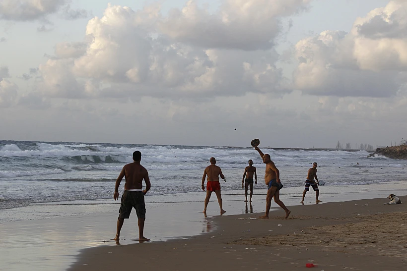 אנשים בחוף הים