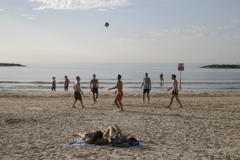 אנשים בחוף הים