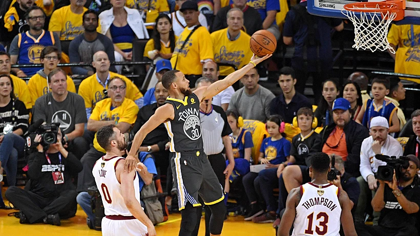 סטף קארי קולע במשחק 2 בסדרת גמר ה-NBA