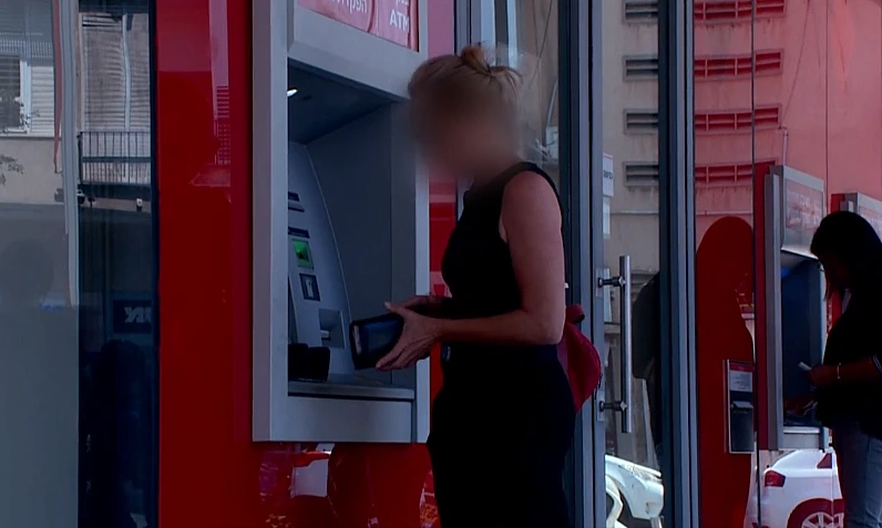 אישה בכספומט (אילוסטרציה)