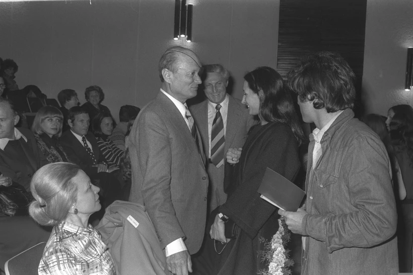 יעל דיין בצעירותה עם אביה, שר הביטחון משה דיין