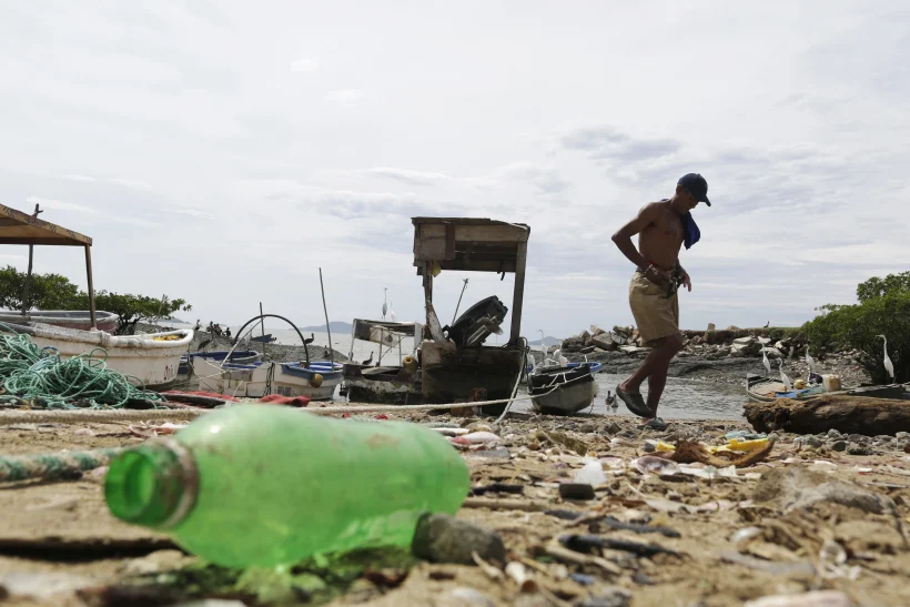 כלי פלסטיק פזורים בחוף הים