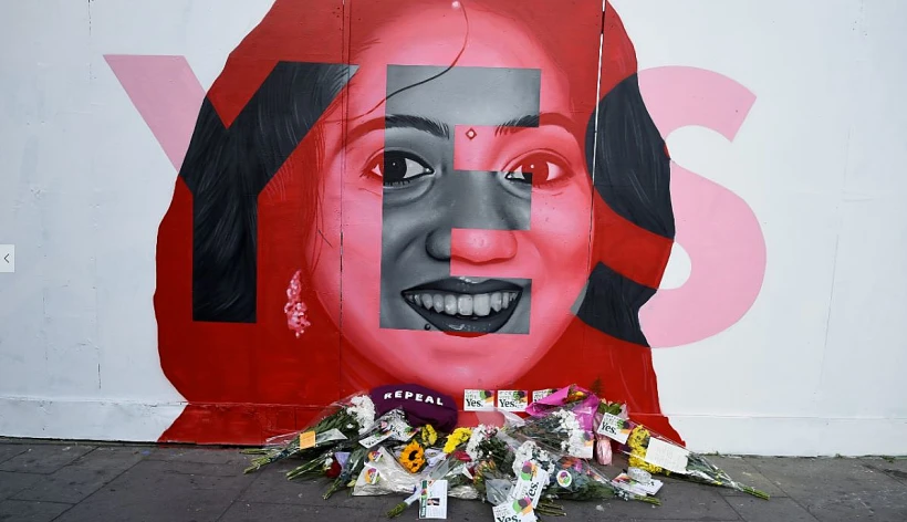 ציור קיר של סביטה הפלנבר, שמתה מזיהום בהפלה לאחר שסירבו להעניק לה טיפולי הפלה מלאכותית