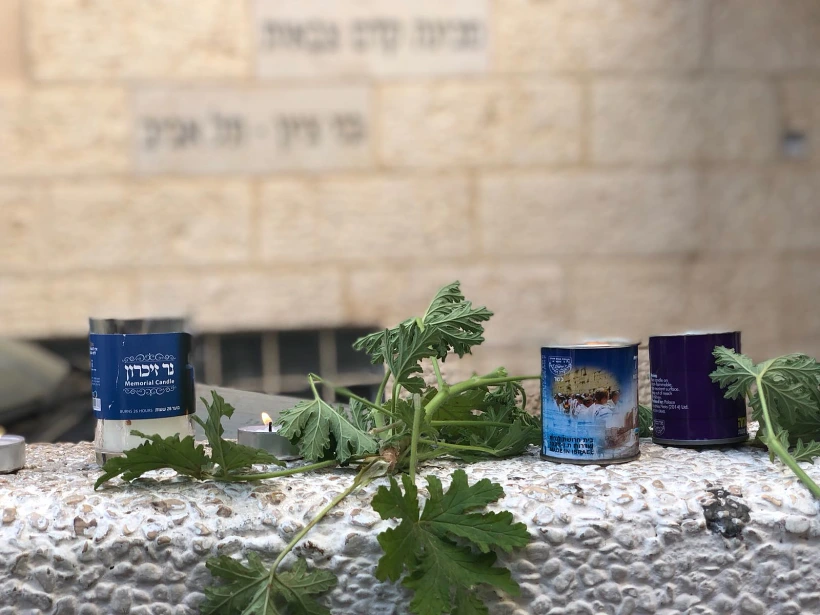 נרות זיכרון בכניסה למכינת בני ציון