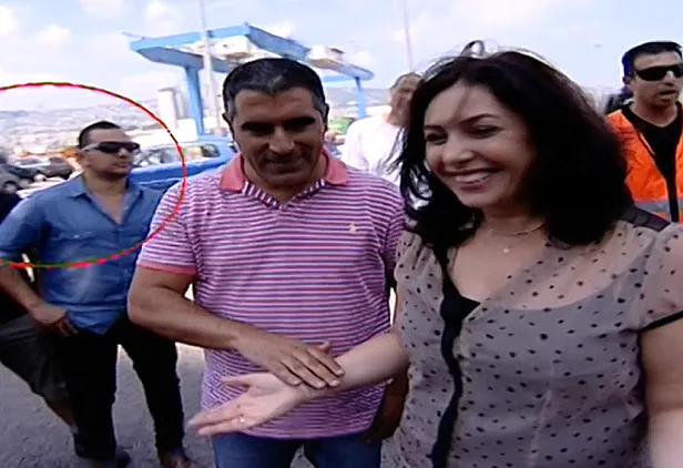 השרה מירי רגב כשברקע יועצה מאיר סוויסה