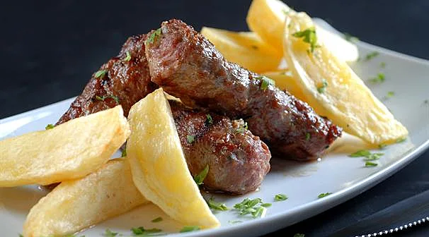 קבב רומני עם רוטב שום וצ'יפס