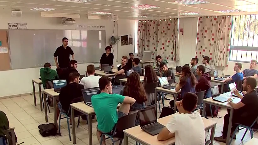 תלמידים בכיתה במהלך שיעור
