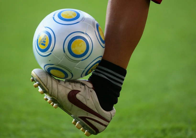 שחקן כדורגל מוכר וחבריו תועדו מבצעים מעשים מגונים בצעירה