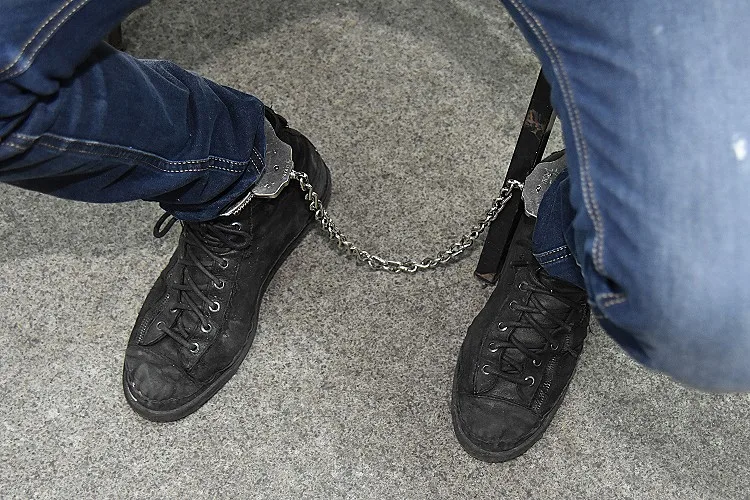 עצור אזוק ברגליו, אילוסטרציה