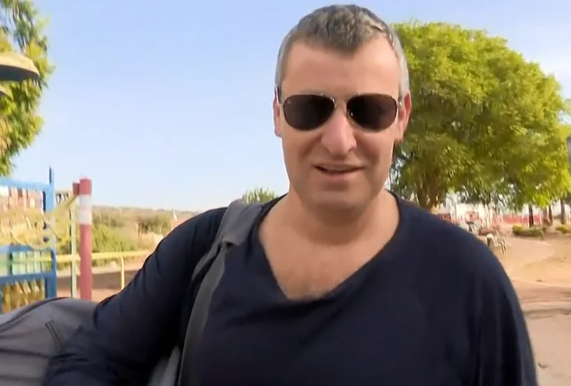 השר לשעבר סטס מיסז'ניקוב בכניסתו למאסר בכלא חרמון