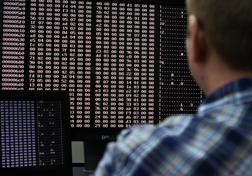 אנליסט יושב במעבדה לאבטחת סייבר אמריקנית