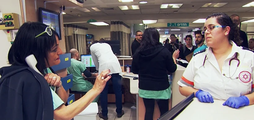 אחות בחדר מיון בזמן עומס