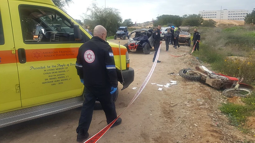 זירת התאונה באשדוד בה רוכב אופנוע פגע בטרקטורון