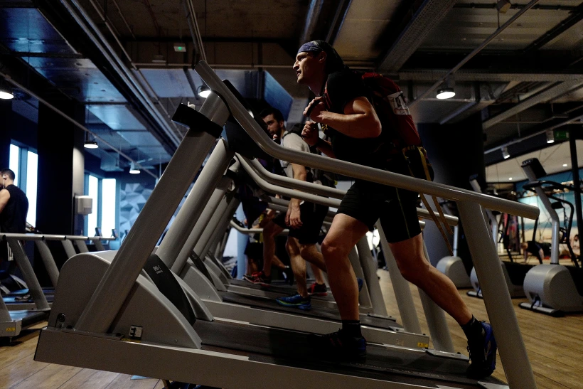 הליכון בחדר כושר