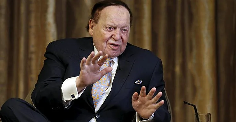 שלדון אדלסון במסיבת עיתונאים במקאו