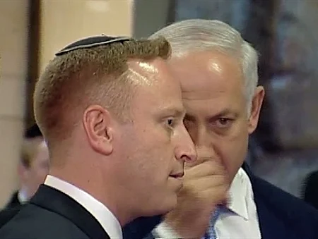 ראש הממשלה בנימין נתניהו לצד ארי הרו, ראש הסגל לשעבר