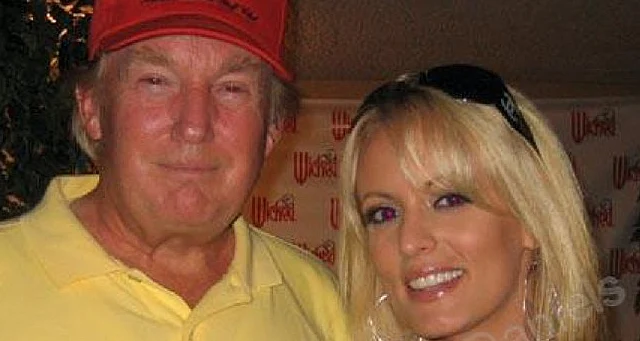 דונלד טראמפ עם שחקנית הפורנו סטפני קליפורד