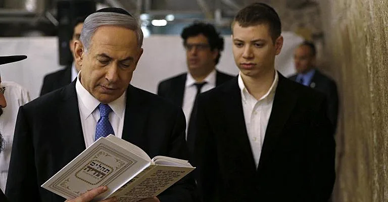 ראש הממשלה בנימין נתניהו יחד עם בנו יאיר