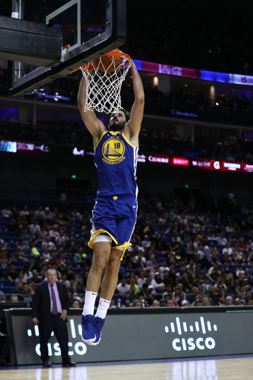 עמרי כספי מטביע במדי גולדן סטייט