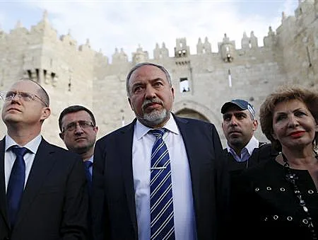 אביגדור ליברמן וחברי ישראל ביתנו בשער שכם