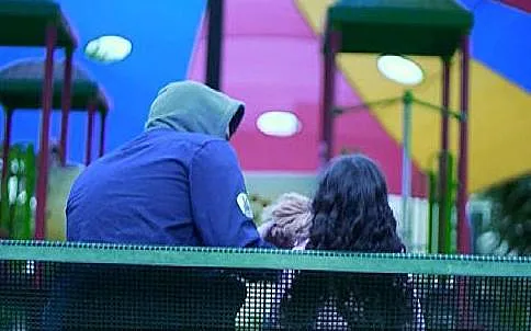 פדופיל וילדה