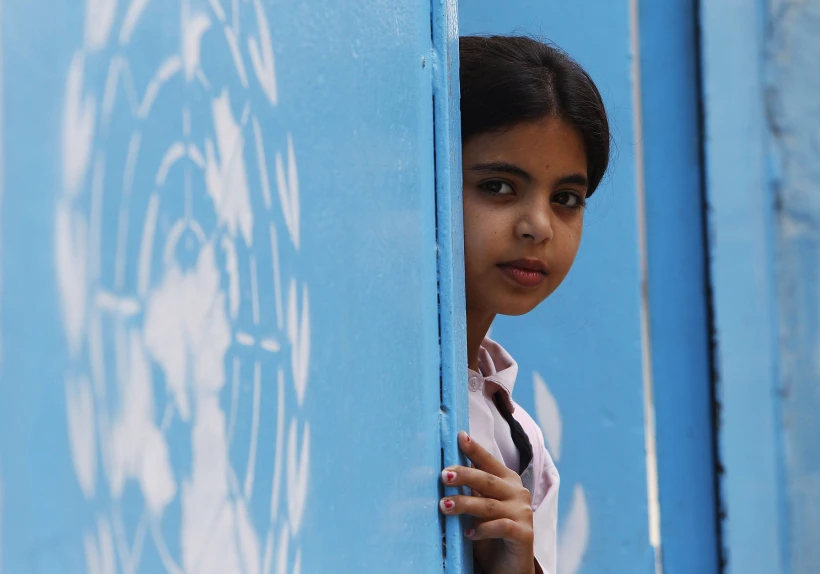 ילדה לצד לוגו אונרא