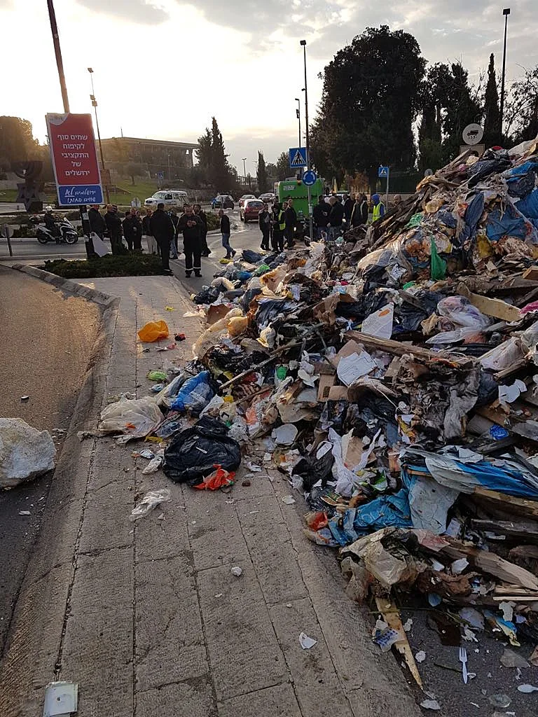 מחאת עובדי עיריית י-ם - הזבל נערם ברחובות