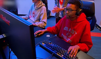 תלמידים משחקים ב''אי גיימז''