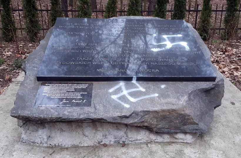 צלב קרב על אנדרטה לזכר יהודי צלב קרב באוטבוצק, פולין