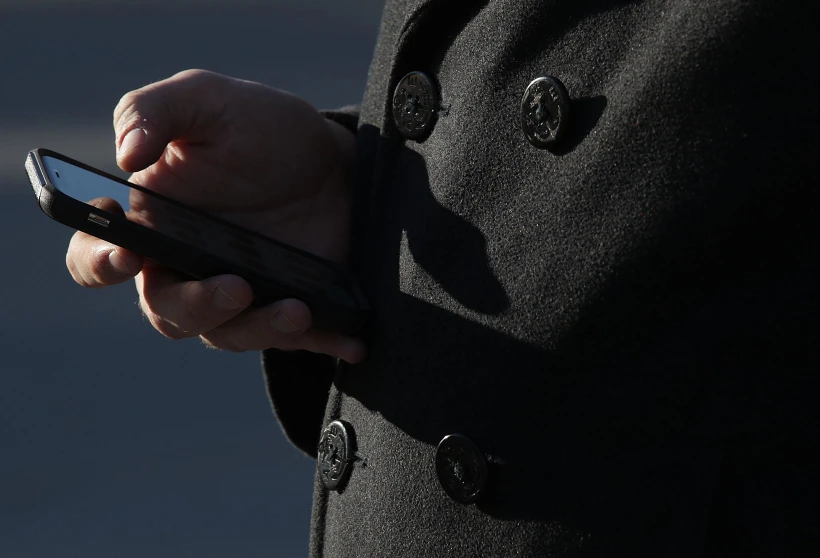 גבר משתמש בסמארטפון. אילוסטרציה