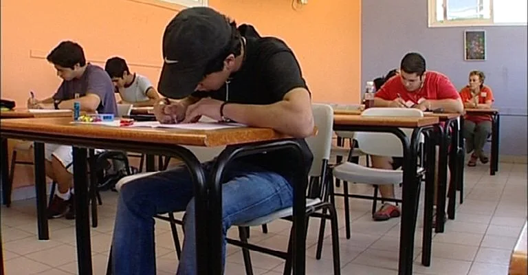 תלמידים נבחנים בבחינות בגרות