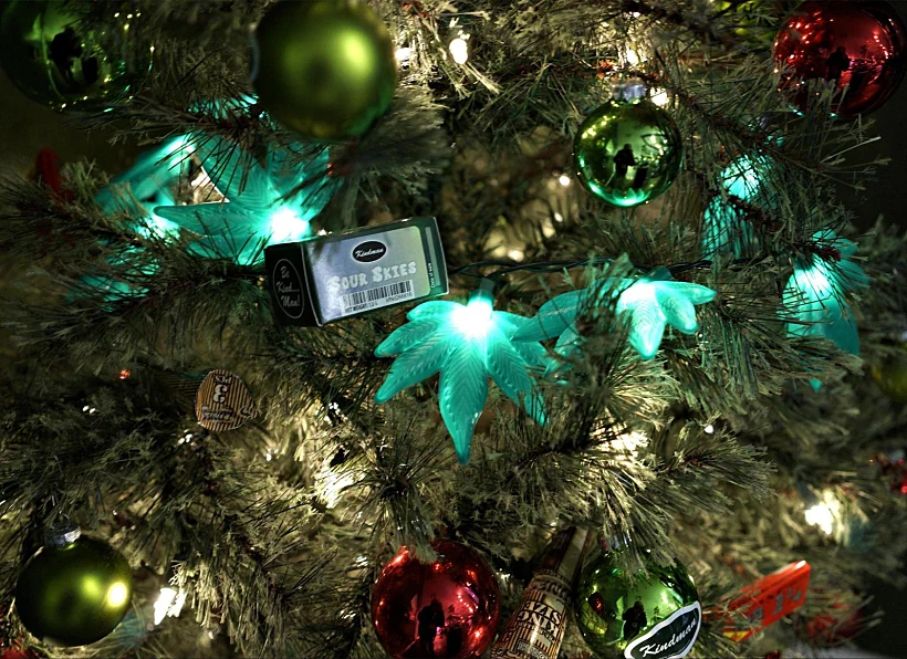 עץ אשוח עם קישוטים בצורת עלי מריחואנה