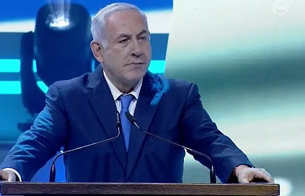 נתניהו בנאומו בחידון התנך, שהופרע על ידי מפגינים נגד מכירת נשק למשטרים המואשמים בטיהור אתני