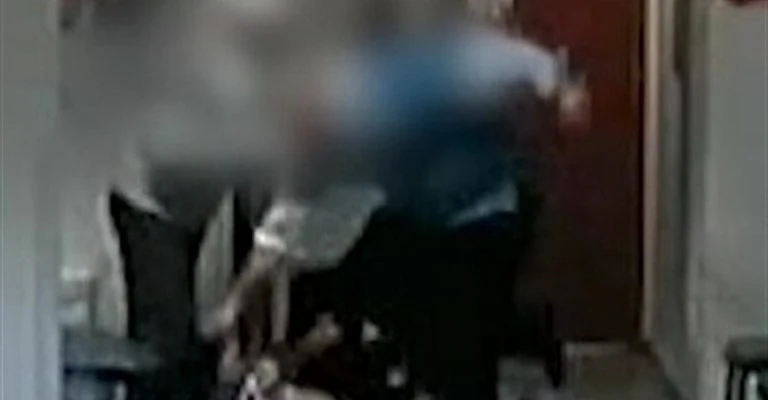 ארבעה בני משפחה נראים תוקפים רופא בקופת חולים "מאוחדת