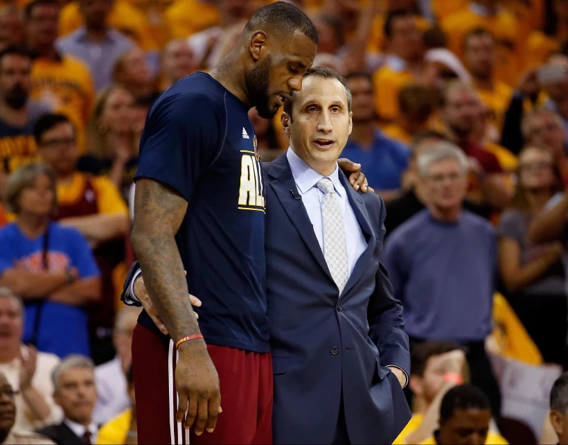 דייויד בלאט ולברון ג'יימס במשחק בו קליבלנד עלתה לגמר ה-NBA