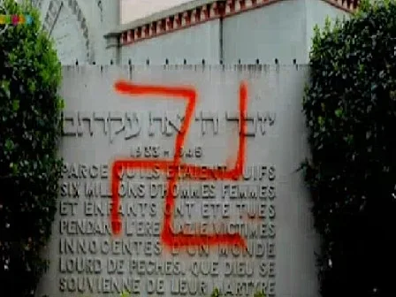 צלבי קרס על קברי יהודים (ארכיון)