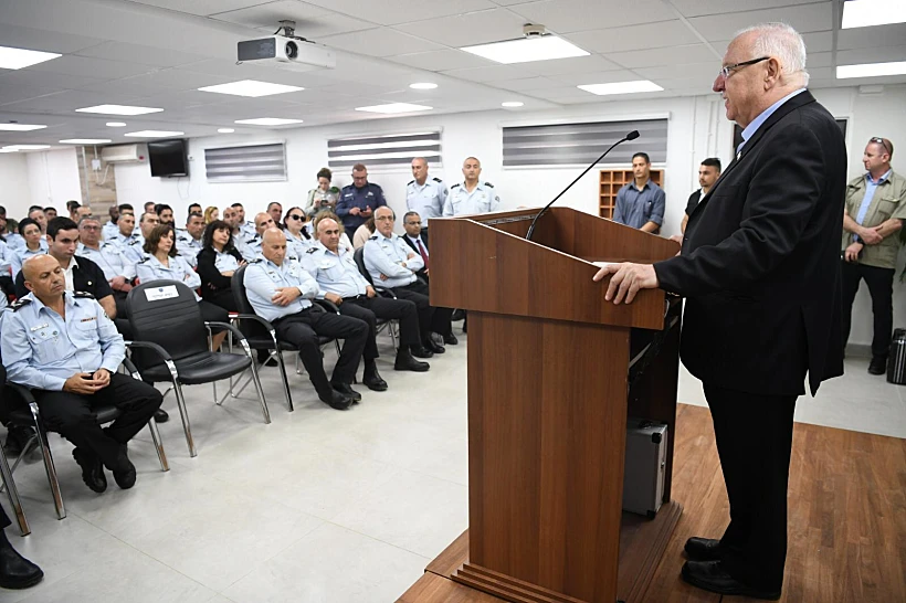 ריבלין מבקר בבית הכלא עופר