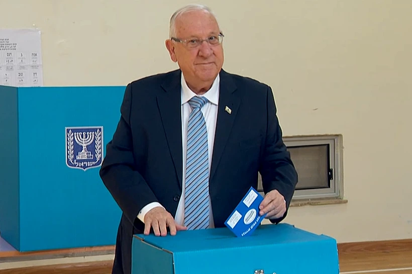 הנשיא ריבלין מצביע בקלפי בירושלים
