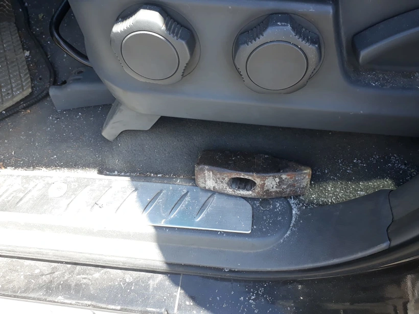 הפטיש שחדר לתוך הרכב בגוש עציון ופצע אדם קל