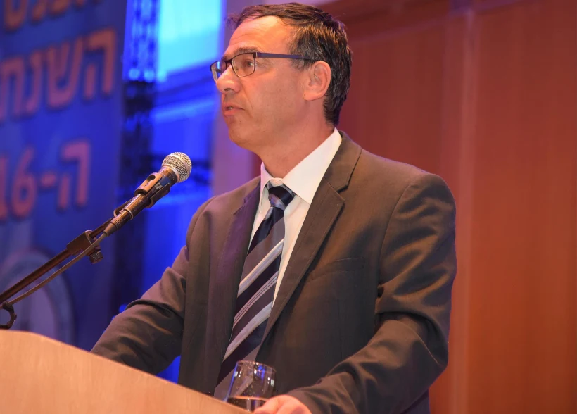 "אי אפשר להשאיר אבנים לא הפוכות". שי ניצן