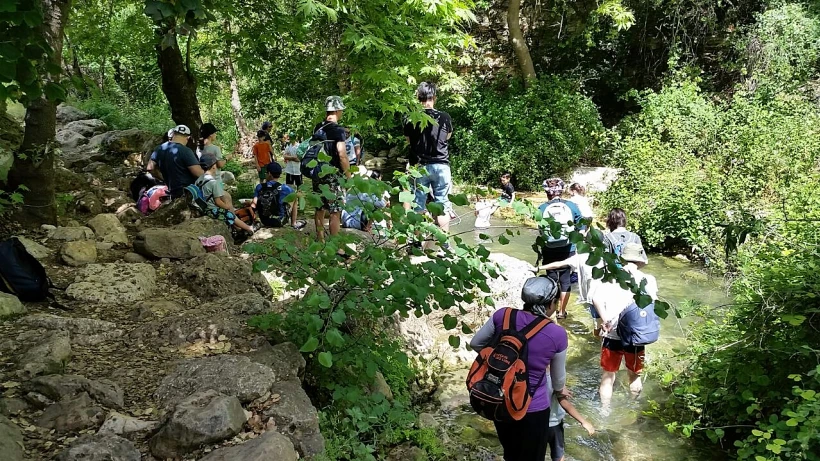 סוף שבוע נוח ואידיאלי לטיולים. מטיילים בנחל כזיב
