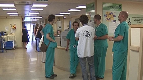 עוזרי הרופא טוענים כי אינם מקבלים שכר ראוי. מתמחים בבית החולים תל השומר