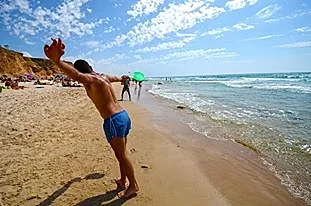 חוף הים. צפוי להיות עמוס במהלך סוף השבוע