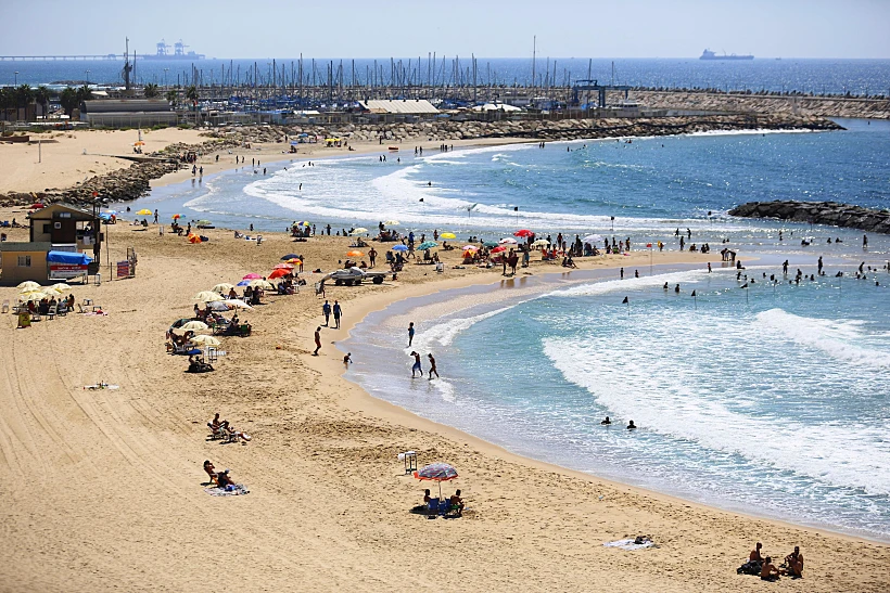 חם מהרגיל. חוף הים באשקלון