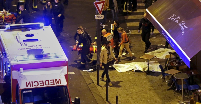 פינוי פצועים ממתקפת הטרור ליד תיאטרון הבטאקלאן בפריז