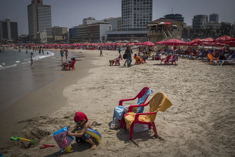 השרב כבר כאן. מבלים בחוף הים בתל אביב (ארכיון)