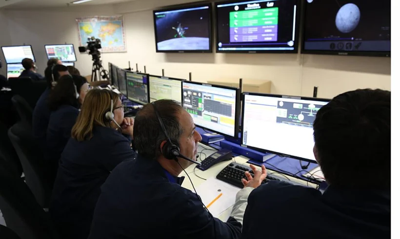 חדר הבקרה ביהוד לקראת הנחתיתה של החללית ''בראשית'' על הירח