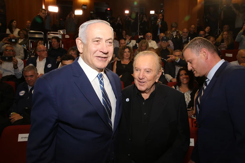 מוריס קאהן ונתניהו בחדר הבקרה ביהוד